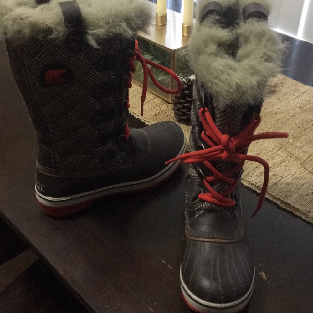 Sorel Boots, only worn once, like new, size: 8.5